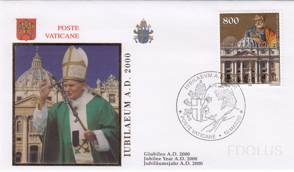 The cachet features a large photograph of Pope John Paul II in green vestments and papal mitre, raising his hand in blessing, with St. Peter's Basilica visible in the background. The cover is issued by Poste Vaticane for the Jubilee Year 2000 (Iubilaeum A.D. 2000), with text in Italian, English, an…